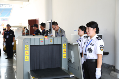 筑牢安全防線，守護(hù)精彩盛宴——華威保安圓滿完成第二屆魚臺(tái)龍蝦節(jié)開幕式演唱會(huì)安檢任務(wù)紀(jì)實(shí)